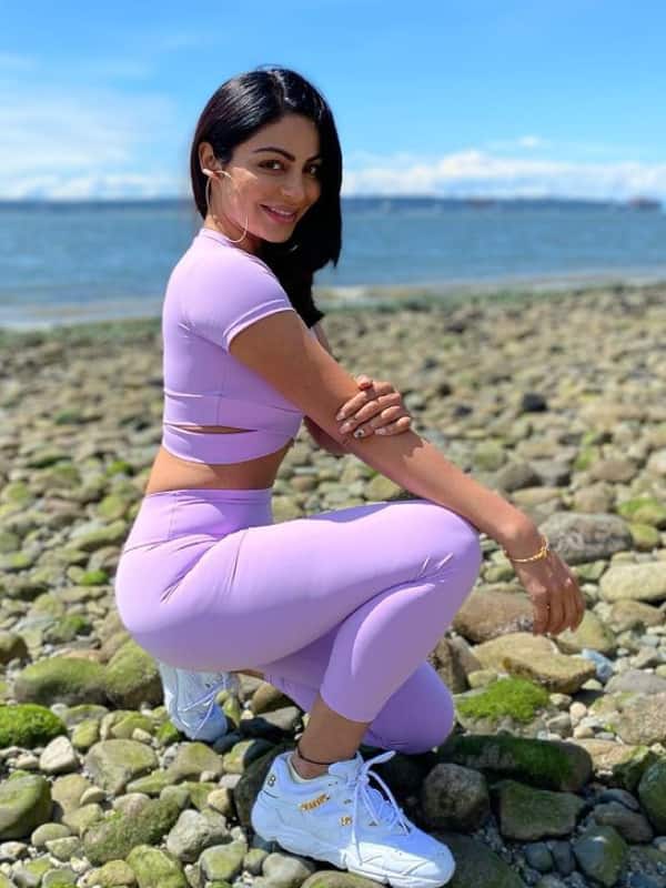 नीरू बाजवा ने हाल में इंस्टाग्राम पर कई तस्वीरें शेयर की ही हैं. इन तस्वीरों में वह बेहद खूबसूरत लग रही हैं.