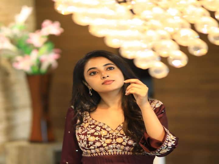 உன் கூடவே வாழ்கின்ற நிழல் நானடி நிழலுக்குதான் வாய் பேச தெரியாதடி