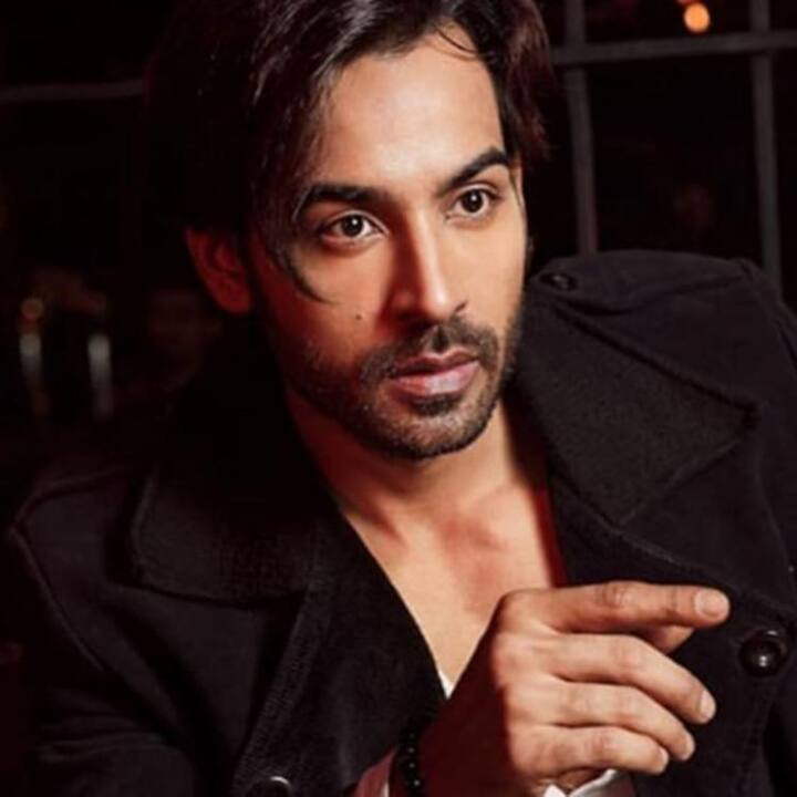 'बिग बॉस 13' में रश्मि देसाई कंटेस्टेंट के तौर पर आईं. वहीं उनके ब्वॉयफ्रेंड अरहान खान ने वाइल्ड कार्ड एंट्री ली. इस शो में अरहान ने रश्मि देसाई को शादी के लिए प्रपोज़ भी किया था. मगर सलमान खान ने अरहान की शादी और उनके बच्चे की बात रश्मि को बताई तो वह हैरान हो गईं. इस खुलासे के बाद अरहान को काफी निगेटिविटी का सामना करना पड़ा था.