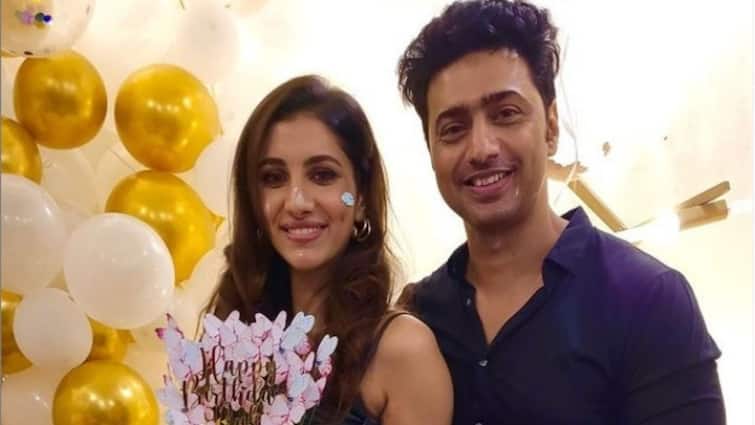 Dev shared a photo with a heartful msg on Rukmini Maitra's Birthday Rukmini Maitra Birthday: রুক্মিনীর জন্মদিনে প্রজাপতি কেক, 'ভালোবাসা'-কে কী লিখলেন দেব?