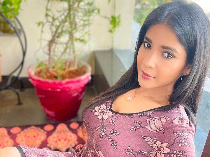 நடிப்பு பள்ளியில் சில வாரங்கள் பயிற்சி பெற்ற சாக்ஷி அகர்வால், ராஜா ராணி திரைப்படம் மூலம் 2013-ஆம் ஆண்டு தமிழ் சினிமாவில் அறிமுகமானார்.
