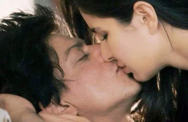 फिल्म 'जब तक है जान' में शाहरुख खान ने कटरीना कैफ के साथ हॉट किसिंग सीन किया था.