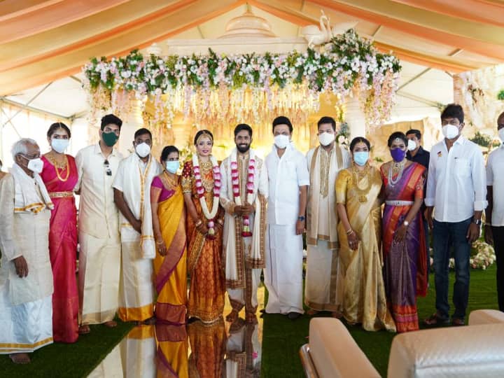 இத்திருமணத்தில் சரியாக காலை 11.15-க்கு மணமகன் மணமகள் கழுத்தில் திருமாங்கல்யம் அணிவித்தார்.