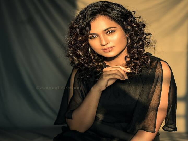 கறுப்பிலே உடைகள் அணிந்தேன், இருட்டிலே காத்துக்கிடந்தேன் யட்சன் போலே நீயும் வந்தாய்..!