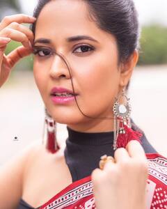 Actress Anasuya Bharadwaj pics: ரங்கு ரங்கம்மா... ரத்தம் ஊறும் தங்கமா.. நடிகை அனசுயா ஸ்டில்ஸ்