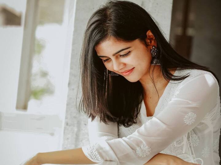 ஆலும் நிழலும்.. அசைவும் நடிப்பும்.. அணியும் பணிவும்.. அவளும் நானும்..