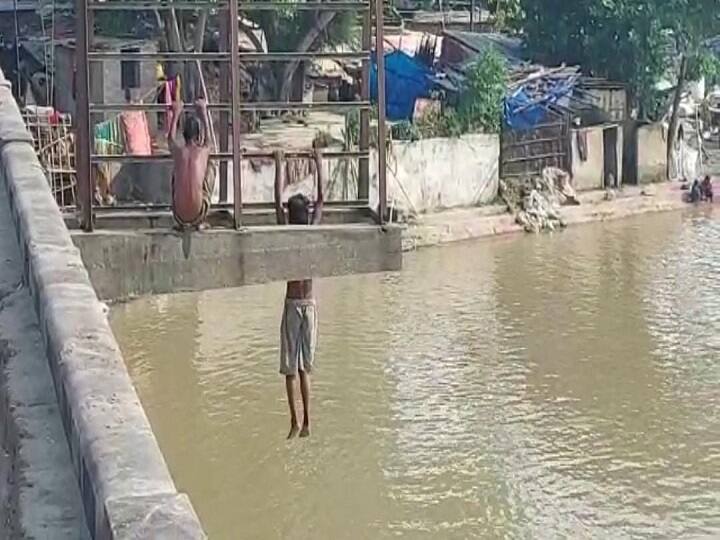 बिहार: बाढ़ के पानी में स्टंट कर रहे बच्चे, पुल से छलांग लगाकर दिखा रहे 'करतब', प्रशासन बेखबर