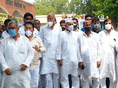 प्रत्याशी का पर्चा निरस्त होने पर डीएम से मिले सपा और रालोद के नेता, बोले- दबाव में काम कर रहा है प्रशासन 