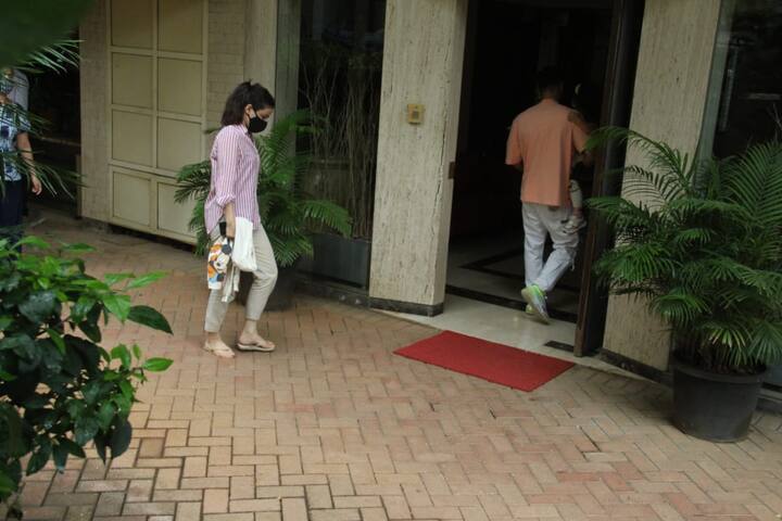 आज सोहा अली खान पति कुणाल खेमू और बेटी इनाया खेमू के साथ करीना कपूर के घर पर स्पॉट हुईं. जहां तीनों ही कैजुअल लुक में नजर आए.