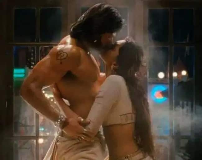 फिल्म 'रामलीला' में दीपिका पादुकोण और रणवीर सिंह इस सीन को फिल्माते नजर आए थे. दर्शकों को यह फिल्म बहुत पसंद आई थी.