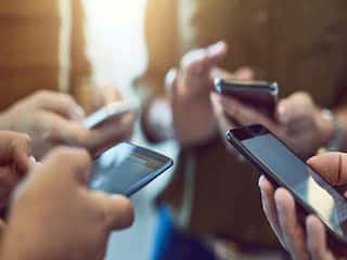 Smartphone Users: स्मार्टफोन यूज के मामले में दूसरे नंबर पर आता है भारत, जानें कौनसा देश है टॉप पर