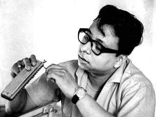 শোনা যায়, মাত্র ৯ বছর বয়সেই গান কম্পোজ করে ফেলেছিলেন আর ডি বর্মণ। সঙ্গীতের দুনিয়ায় তাঁর এই সফর যতটা আকর্ষণীয়, ঠিক ততটাই মজার তাঁর পঞ্চম দা- হয়ে ওঠার গল্প।