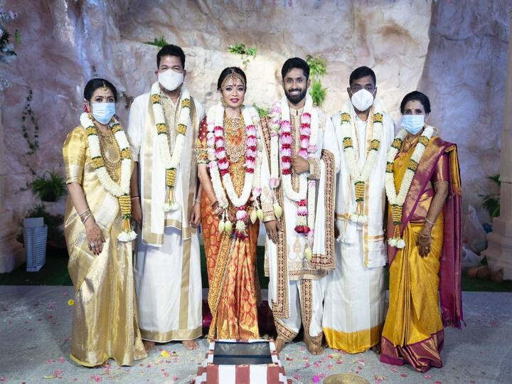 கொரோனா பாதுகாப்பு கருதி மணமகன் மணமகளின் பெற்றோர் மற்றும் மிக முக்கிய சொந்தங்கள் மட்டுமே கலந்து கொண்டார்கள்