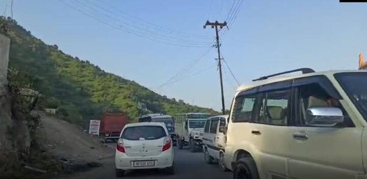 ਸੈਲਾਨੀਆਂ ਦੀ ਭਾਰੀ ਆਮਦ ਹਿਮਾਚਲ ਆ ਰਹੀ ਹੈ, ਜਿਸ ਕਾਰਨ ਸੋਲਨ ਦੇ ਪਰਵਾਣੂ ਤੋਂ ਸ਼ਿਮਲਾ ਤੱਕ ਕਾਲਕਾ-ਸ਼ਿਮਲਾ ਨੈਸ਼ਨਲ ਹਾਈਵੇ-5 'ਤੇ ਟ੍ਰੈਫਿਕ ਜਾਮ ਲਗ ਰਿਹਾ ਹੈ।