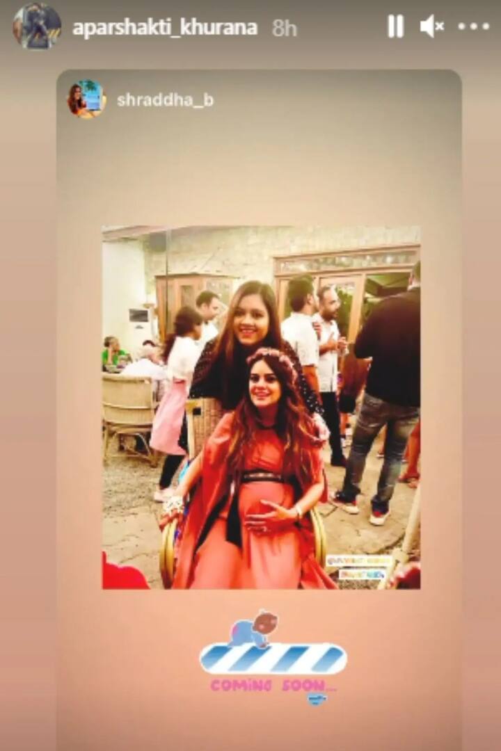 इस तस्वीर में आकृति बेहद खुश नजर आ रही हैं.