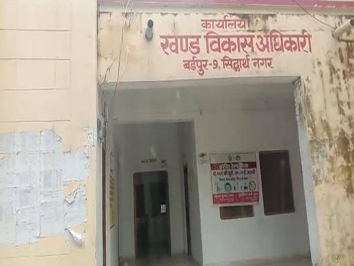 Corruption in Toilet construction, Officer show complete on Papers Siddharth nagar Uttar Pradessh ann सामने आया भ्रष्टाचार, आधे अधूरे बने शौचालय, कागजों पर अफसरों ने दिखाया काम पूरा