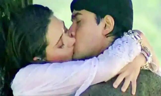 फिल्म 'राजा हिंदुस्तानी' में करिश्मा कपूर और आमिर खान साथ दिखे थे. इस फिल्म में दोनों ने किसिंग सीन किया था.