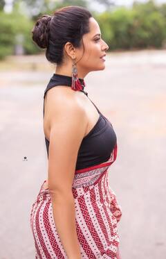 Actress Anasuya Bharadwaj pics: ரங்கு ரங்கம்மா... ரத்தம் ஊறும் தங்கமா.. நடிகை அனசுயா ஸ்டில்ஸ்