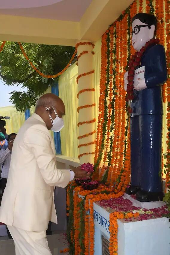 এরপর আম্বেদকর ভবনেও যান তিনি। সেখানে শ্রদ্ধাজ্ঞাপন করেন রাষ্ট্রপতি।