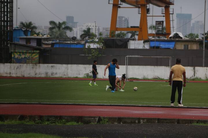 वहीं टाइगर श्रॉफ और दिशा पाटनी ने संडे फुटबॉल खेलकर बिताया. बीते संडे भी वो फुटबॉल ग्राउंड में इन्जॉय करते दिखाई दिए थे.