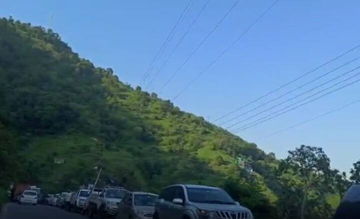 ਈ-ਪਾਸ ਦੀ ਜ਼ਰੂਰਤ ਖਤਮ ਹੋਣ ਤੋਂ ਬਾਅਦ ਹਿਮਾਚਲ ਪ੍ਰਦੇਸ਼ ਵਿਚ ਸੈਲਾਨੀਆਂ ਦੀ ਗਿਣਤੀ ਨਿਰੰਤਰ ਵੱਧ ਰਹੀ ਹੈ। ਹਫਤੇ ਦੇ ਅਖੀਰ ਵਿਚ, ਸੋਲਨ, ਕਸੌਲੀ, ਚਾਈਲ, ਸ਼ਿਮਲਾ ਵਿੱਚ ਸੈਲਾਨੀਆਂ ਦੀ ਭੀੜ ਲੱਗ ਰਹੀ ਹੈ।