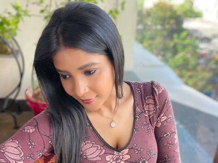 சாக்ஷி அகர்வால் இதுவரை தமிழ், கன்னடம் மற்றும் மலையாளம் ஆகிய மொழிப் படங்களில் நடித்துள்ளார்.