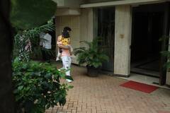 Kareena Kapoor के घर पहुंचीं ननद Soha Ali Khan तो एयरपोर्ट पर स्पॉट हुए Shahid Kapoor और Mira Rajput, देखें तस्वीरें