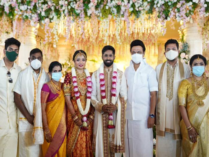 இந்திய திரையுலகின் பிரம்மாண்ட இயக்குனர் ஷங்கரின் மகள் ஐஸ்வர்யா ஷங்கர் - ரோஹித் தாமோதரன் திருமணம் இனிதே நடைபெற்றது. முதல்வர் ஸ்டாலினின் வாழ்த்தைப் பெற்றனர் மணமக்கள்.