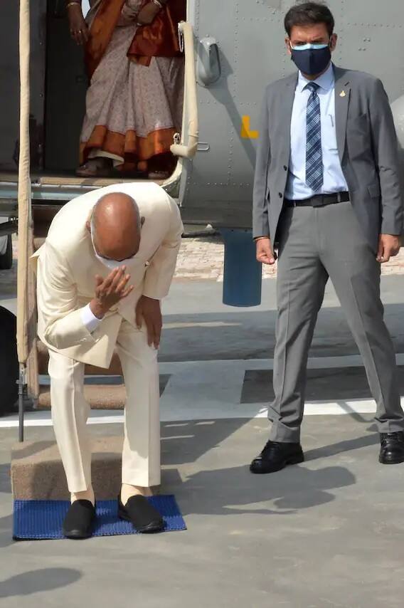 বিমান থেকে নেমে মাটিকে ছুঁয়ে প্রণাম করলেন। তাঁর জন্মভিটে। রবিবার কানপুরের পারাউঙ্খ গ্রামে পৌঁছে আবেগপ্রবণ হয়ে পড়লেন রাষ্ট্রপতি রামনাথ কোবিন্দ। যে গ্রাম থেকে শুরু হয়েছিল রাইসিনা হিলসের যাত্রা, ঘুরে দেখলেন সেই গ্রামকে।