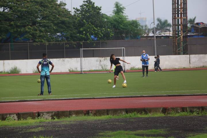 दिशा पाटनी और टाइगर दोनों इस दौरान फुटबॉल खेलते हुए कैमरों में कैद हो गए.