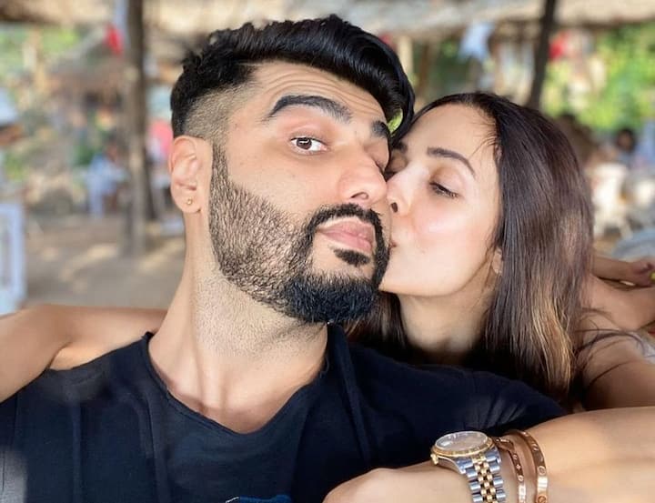 मलाइका और अर्जुन दोनों काफी समय से एक-दूसरे को डेट कर रहे हैं.  हालांकि, अभी तक दोनों की शादी के बारे में कोई खबर सामने नहीं आई है. ये कहना गलत नहीं होगा कि मलाइका और अर्जुन की जोड़ी बॉलीवुड की सबसे ज्यादा सुर्खियों में रहने वाली जोड़ी है.