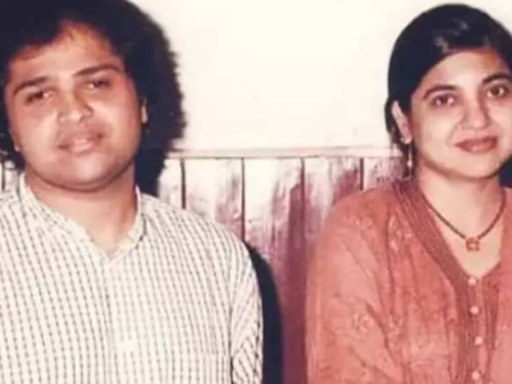 हिमेश रेशमिया और दिग्गज सिंगर अल्का याग्निक की ये तस्वीर इन दिनों सोशल मीडिया पर काफी तेजी से वायरल हो रही है. इस तस्वीर में हिमेश रेशमिया के लुक को देखकर फैंस चर्चा कर रहे हैं. हिमेश अब पहले से ज्यादा यंग दिखने लगे हैं.