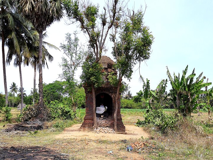 பூம்புகார் நுழைவு வாயிலில் கருவறைக்கு காத்திருக்கும் கருவி ஈஸ்வரன்!