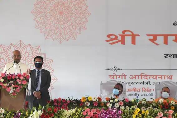 গ্রামে পৌঁছে কোবিন্দ বললেন, 'এই গ্রামের স্মৃতি আমার মনে সদা উজ্জ্বল। দীর্ঘ এই যাত্রায় আমার সঙ্গী হয়েছে জন্মভিটের গন্ধ। এই গ্রাম আমায় সবসময় এগিয়ে যাওয়ার সাহস যুগিয়েছে।'