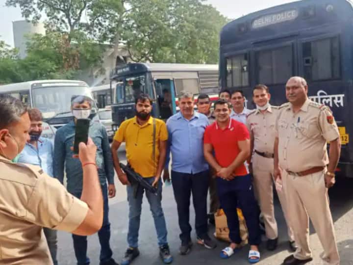 Delhi Police Orders Inquiry Over Police Personnel Clicking Photos With Sushil Kumar Delhi Police Orders Inquiry Over Police Personnel Clicking Photos With Sushil Kumar