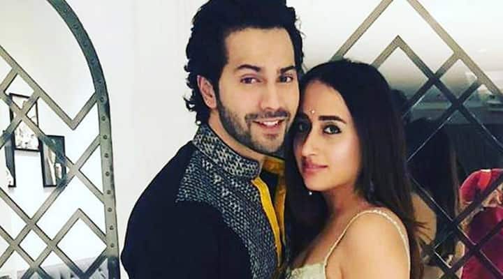 वरुण धवन ने कुछ समय पहले ही अपनी गर्लफ्रेंड नताशा दलाल से शादी की है. फैंस इस जोड़ी को काफी पसंद करते हैं.
