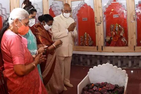 এদিন গ্রামের পাথরি দেবী মন্দিরে যানও যান কোবিন্দ। সেখানেও সফরসঙ্গী ছিলেন উত্তরপ্রদেশের রাজ্যপাল আনন্দীবেন প্যাটেল ও মুখ্যমন্ত্রী যোগী আদিত্যনাথ।