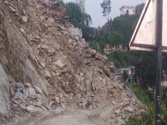 रुद्रप्रयाग: 16 दिनों बाद भी सड़क से साफ नहीं हो पाया है मलबा, मीलों पैदल सफर करने को मजबूर हैं ग्रामीण