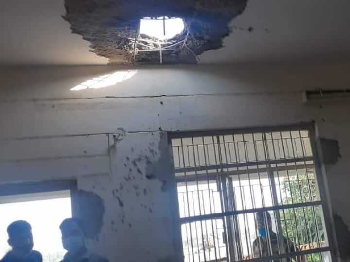जम्मू एयफोर्स स्टेशन ब्लास्ट: एक धमाके से छत की को पहुंचा नुकसान, दूसरे ने जमीन में किए गड्ढे