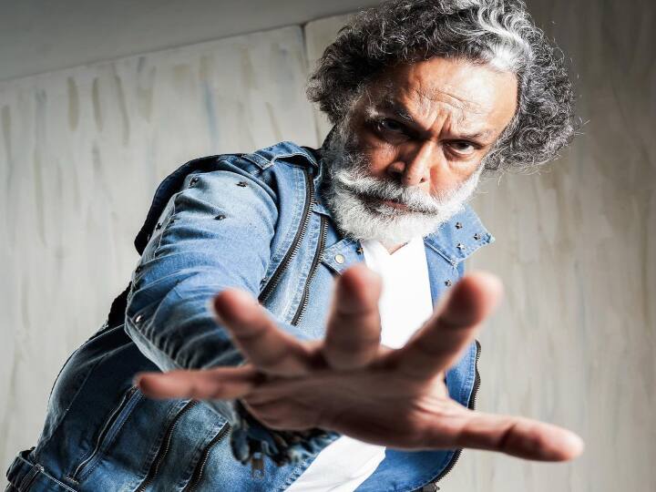 அவரது ஆரம்ப நாளில், அவர் ஒரு ‘பெரிய நெற்றி’ மற்றும் மூக்கு வடிவங்களை வைத்து அதிகம் சித்தரிக்கப்ட்டார்  ’