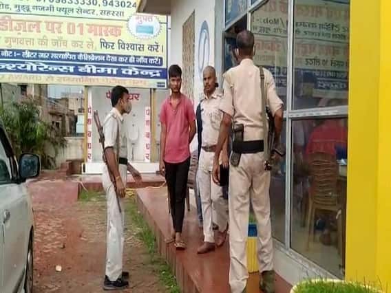 Bihar Crime: पेट्रोल पंप से चोरों ने चुराए 12 लाख रुपये, CCTV में कैद हुई घटना, जांच में जुटी पुलिस Bihar Crime: पेट्रोल पंप से चोरों ने चुराए 12 लाख रुपये, CCTV में कैद हुई घटना, जांच में जुटी पुलिस