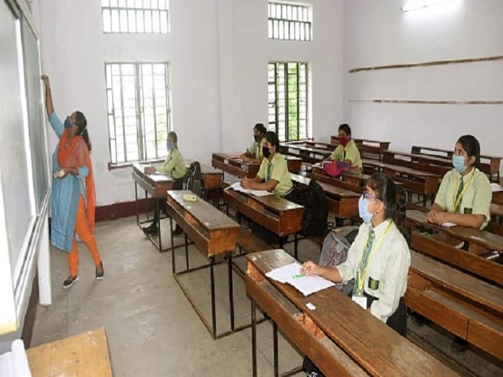 School Reopen in Gujarat: Schools, colleges and technical institutions open for 12th students from today with 50% capacity School Reopen in Gujarat: 50% क्षमता के साथ आज से 12वीं के छात्रों के लिए खुले स्कूल, कॉलेज व तकनीकी संस्थान भी खुले