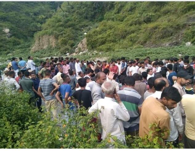 Himachal Pradesh: Nine people died after their car fell into a ditch near Bag Pashog village: DSP Bir Bahadur, Paonta Sahib Car Accident in HP : हिमाचलमध्ये वऱ्हाडाला घेऊन जाणारी गाडी दरीत कोसळली; 9 जणांचा मृत्यू, तीन जखमी