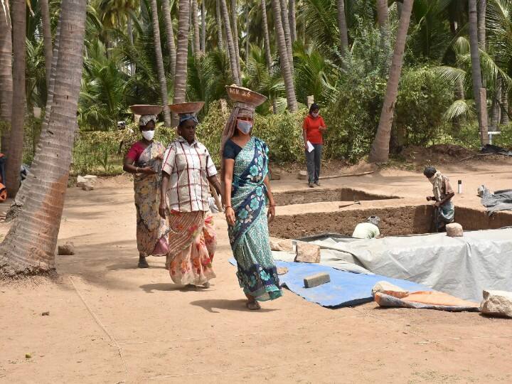 கீழடி அகழாய்வில் மண் அள்ளும் பெண்கள்