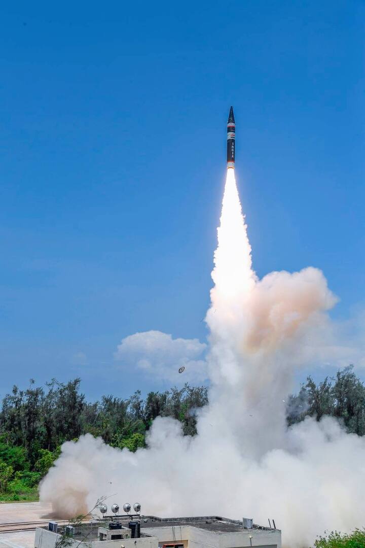संरक्षण संशोधन आणि विकास संघटनेने (DRDO) नव्या पिढीतील अण्वस्त्रवाहू अग्नी पी बॅलेस्टिक क्षेपणास्त्राची आज (28 जून 2021) सकाळी 10 वाजून 55 मिनिटांनी ओदिशा किनारपट्टीवरील बालासोर इथे एपीजे अब्दुल कलाम बेटावर यशस्वी चाचणी घेतली.