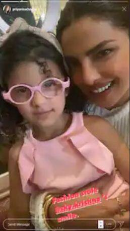 ਇਸ ਫੋਟੋ 'ਚ ਪ੍ਰਿਯੰਕਾ ਪਿਆਰੀ ਛੋਟੀ ਲੜਕੀ ਦੇ ਨਾਲ ਪੋਜ਼ ਦਿੰਦਿਆਂ ਬਹੁਤ ਹੀ ਪਿਆਰੀ ਲੱਗ ਰਹੀ ਹੈ।