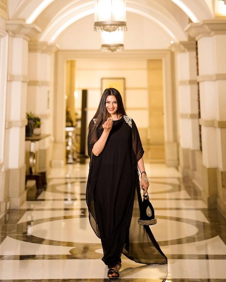 खासतौर से उनका घर. दिव्यांका एक आलीशान घर में रहती हैं जिसकी तस्वीरें अक्सर सोशल मीडिया पर वो शेयर करती रहती हैं. इस घर के कलर की थीम है गोल्डन और व्हाइट जो उनके आशियाने को रॉयल लुक देता है. (फोटो - सोशल मीडिया)