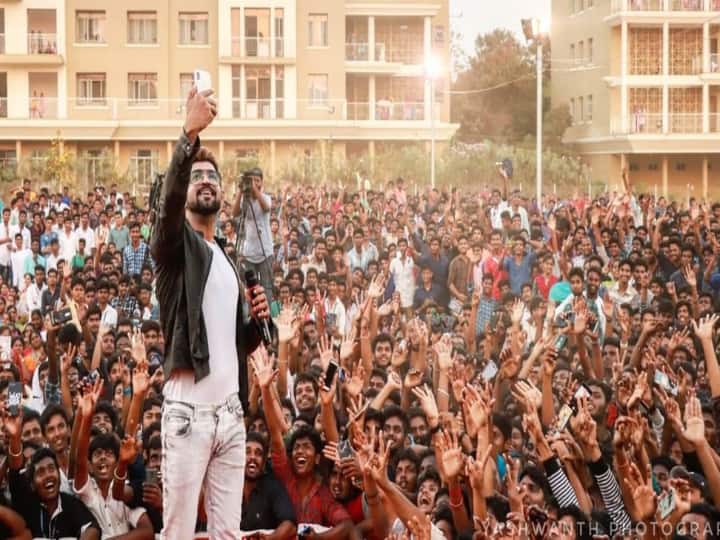 பாண்டவர் பூமி திரைப்படத்தில் இவர் நடிப்பு வெகுவாக பாராட்டப்பட்டது. இந்த படம் சிறந்த படத்திற்கான தமிழக மாநில திரைப்பட விருதை பெற்றது