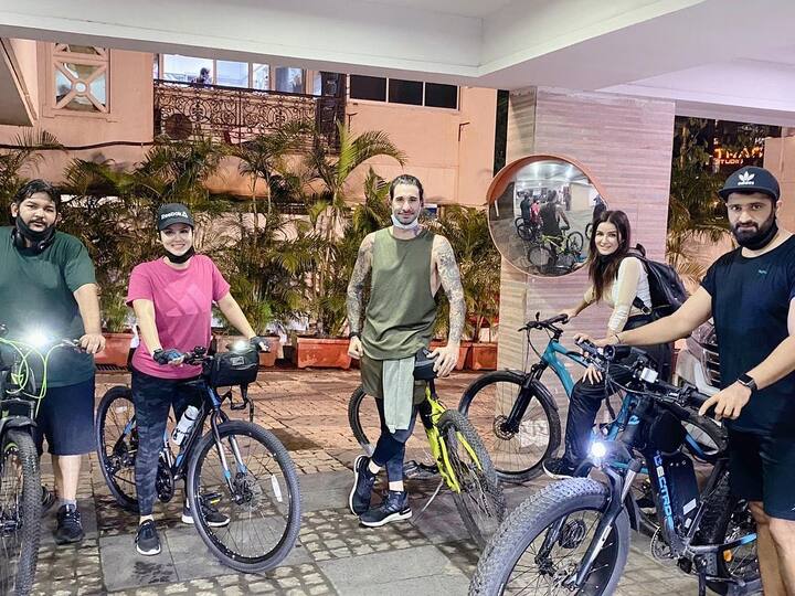 लॉकडाउन के बाद सेलेब्स अपने फिटनेस को लेकर काफी एक्टिव हो गए हैं. जहां कुछ सेलेब्स ने जिम जाना शुरु कर दिया है तो वहीं कुछ योगा कर रहे हैं. और कुछ सितारे ऐसे भी हैं जो इन दिनों साइकिल चलाकर फिट रहने की कोशिश में लगे हैं. आगे देखें तस्वीरें