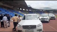 Pune : Balewadi क्रीडा संकुलच्या Synthetic trackवर मंत्र्यांच्या गाड्या पार्क; क्रीडाप्रेमींचा संताप